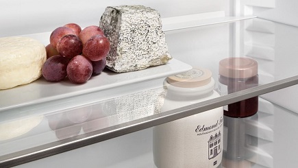 DuoCooling od Liebherru: Oddělené chladicí okruhy, které udrží potraviny déle čerstvé uvnitř lednice Liebherr se nachazi vedle sebe čerstvé hroznové víno a nezabaleny aromatický sýr. Díky duocooling a fitru nedochází k misení pachů