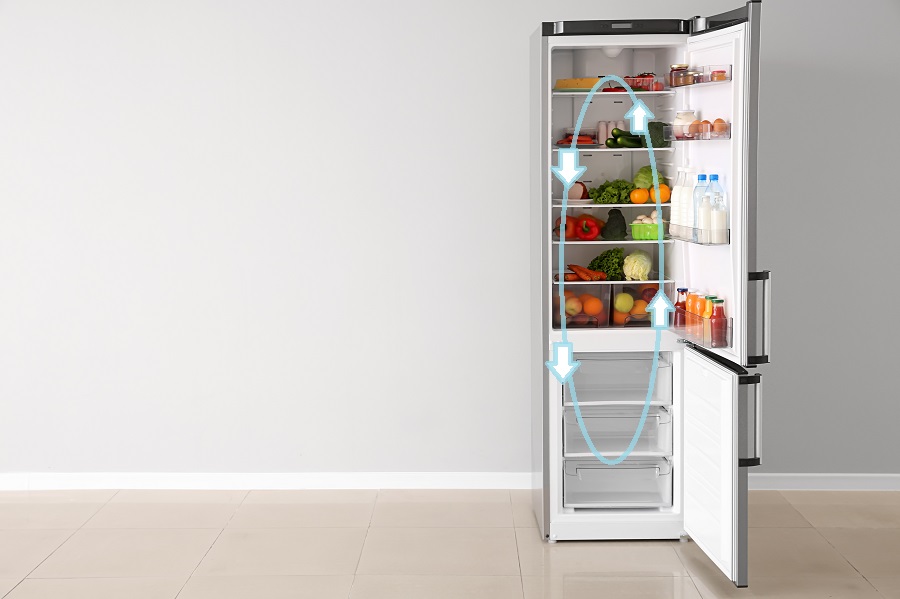 DuoCooling od Liebherru: Oddělené chladicí okruhy, které udrží potraviny déle čerstvé otevřená kombinovana lednice se znázorněným jednom okruhem chlazeni. Lednice je naplněna jidlem, mraznička je prazdná