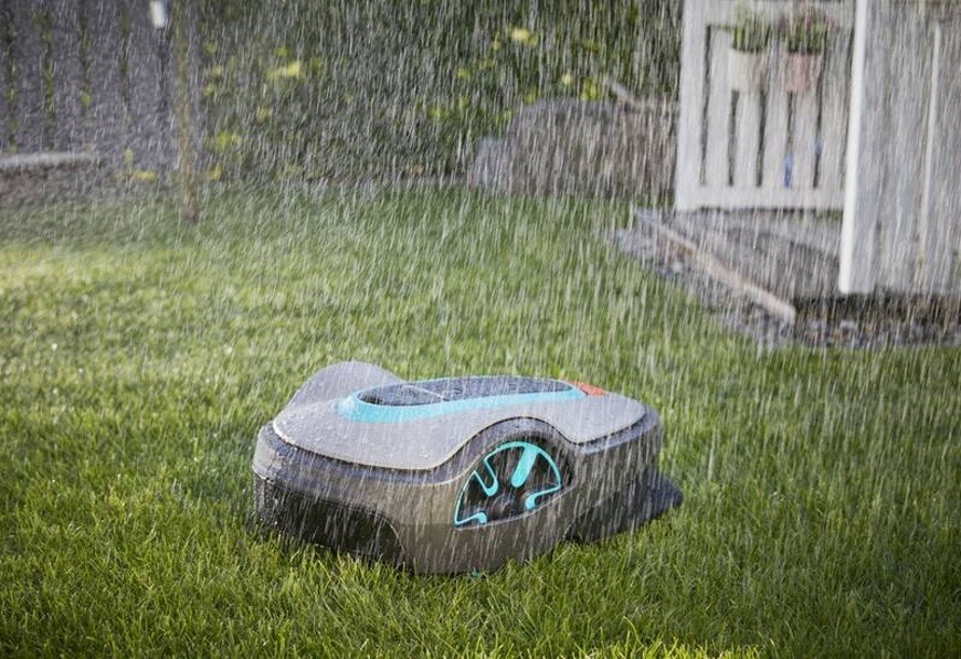 Robotická sekačka Gardena SILENO life 15101-32 pracuje i v dešti.