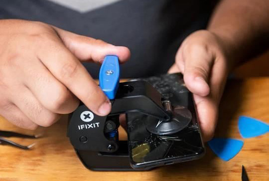 Svorka iFixit Anti-Clamp s přísavkami