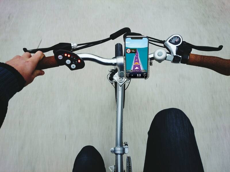 Držák na mobil CellularLine Rider Steel na řídítka pro motorku i kolo - černý