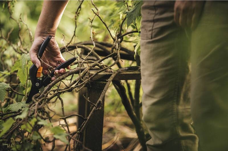 Nůžky zahradní Fiskars A000009011 dvoučepelové P26