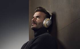 Sluchátka Bowers & Wilkins PX8 černá barva
