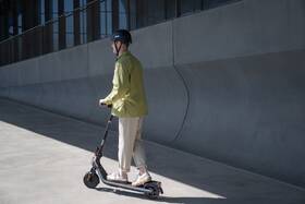 Elektrická koloběžka Ninebot by Segway E2 Plus E II antracitová barva
