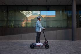 Elektrická koloběžka Segway ZT3 Pro E antracitová barva
