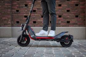 Elektrická koloběžka Segway ZT3 Pro E antracitová barva
