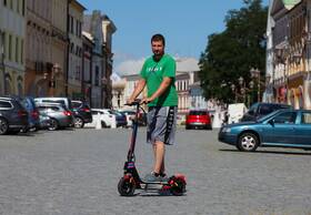 Elektrická koloběžka NASA EARTH 10-15 černá barva
