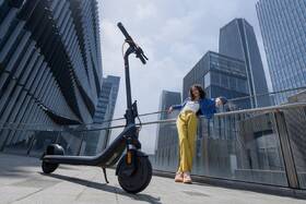 Elektrická koloběžka Ninebot by Segway E2 Plus E II antracitová barva
