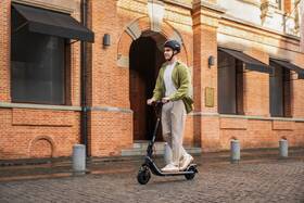 Elektrická koloběžka Ninebot by Segway E2 Plus E II antracitová barva
