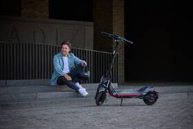 Elektrická koloběžka Segway ZT3 Pro E antracitová barva
