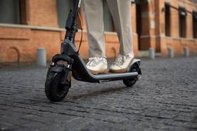 Elektrická koloběžka Ninebot by Segway E2 Plus E II antracitová barva
