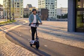 Elektrická koloběžka Segway ZT3 Pro E antracitová barva
