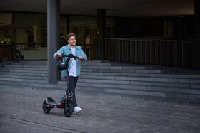 Elektrická koloběžka Segway ZT3 Pro E antracitová barva
