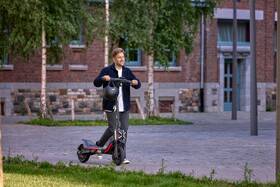 Elektrická koloběžka Segway ZT3 Pro E antracitová barva
