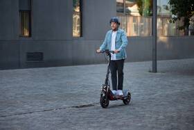 Elektrická koloběžka Segway ZT3 Pro E antracitová barva
