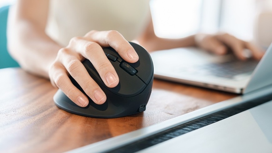 Ruka držící ergonomickou myš