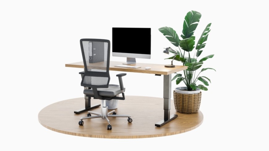 Stůl s počítačem a židlí v kanceláři