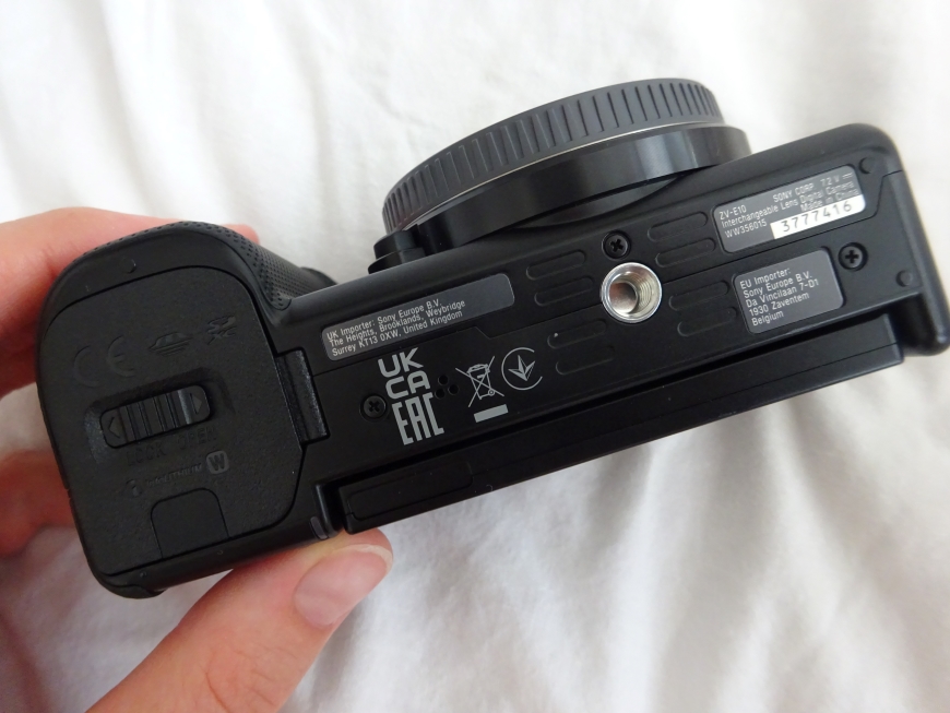 Digitální fotoaparát Sony ZV-E10 spodní strana