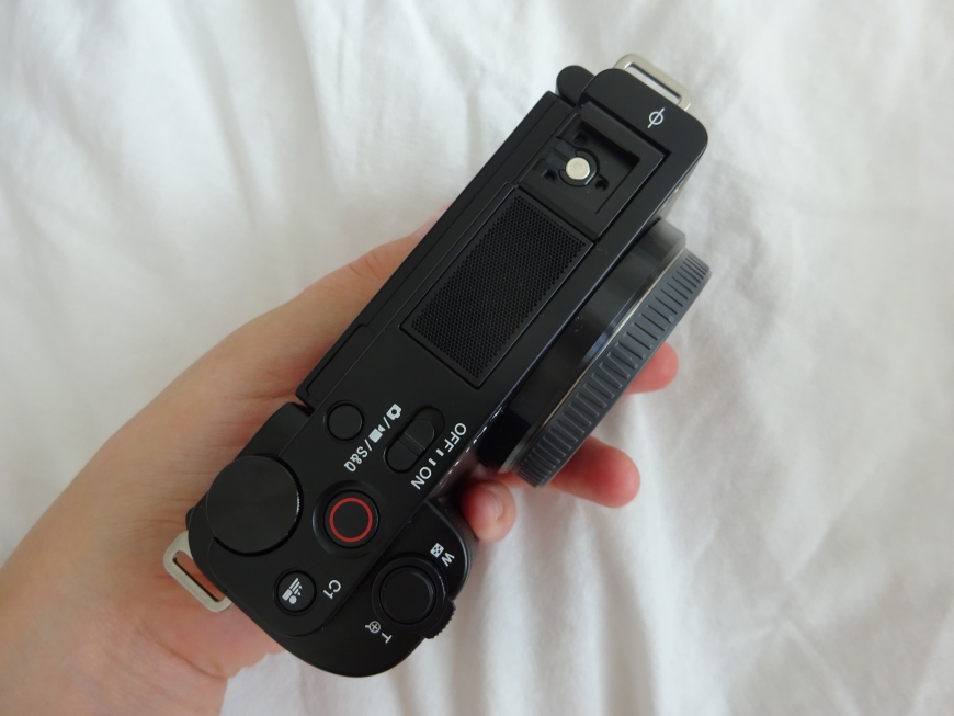 Digitální fotoaparát Sony ZV-E10 vrchní strana