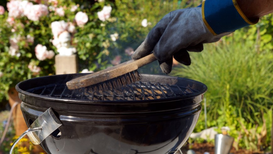 Grilovací kartáč; čištění grilu a roštu