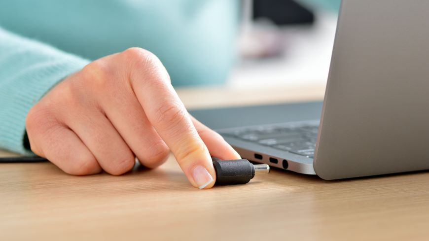 Odpojení notebooku od zdroje