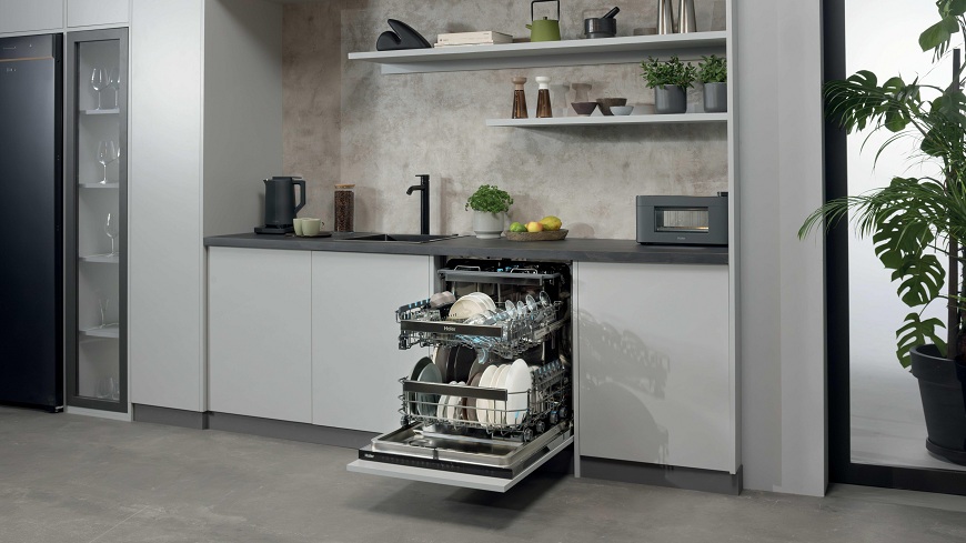 Vestavná myčka Haier Xynergy: Mimořádná úspora s tepelným čerpadlem Vestavná myčka Haier Xynergy v kuchyni