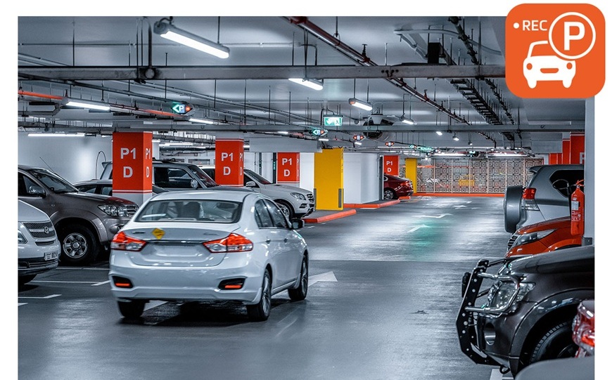 Test Autokamery Mio MiVue: Podle čeho vybírat a jaké mají funkce? auto na parkovišti