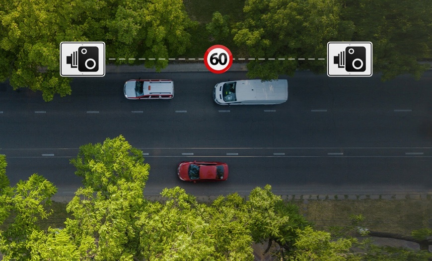 Test Autokamery Mio MiVue: Podle čeho vybírat a jaké mají funkce? pohled shora na auta na dálnici