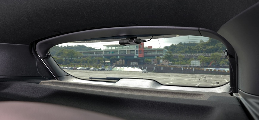 Test Autokamery Mio MiVue: Podle čeho vybírat a jaké mají funkce? zadní kamera Mio MiVue E80D v autě