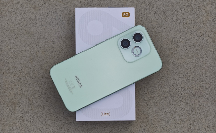 Recenze: Honor 600 Lite – stylová designovka s nepřekonatelnou výdrží Detail na zadní stranu mobilu Honor 600 Lite. Položený na krabičce, která je na betonu.