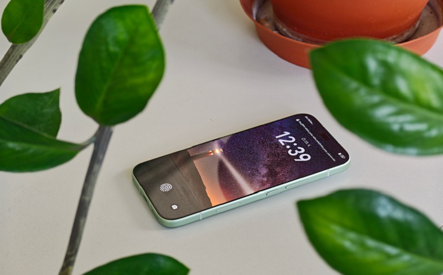 Recenze: Honor 600 Lite – stylová designovka s nepřekonatelnou výdrží Detail na zamykací obrazovku Honoru 600 Lite v pohotovostním režimu.