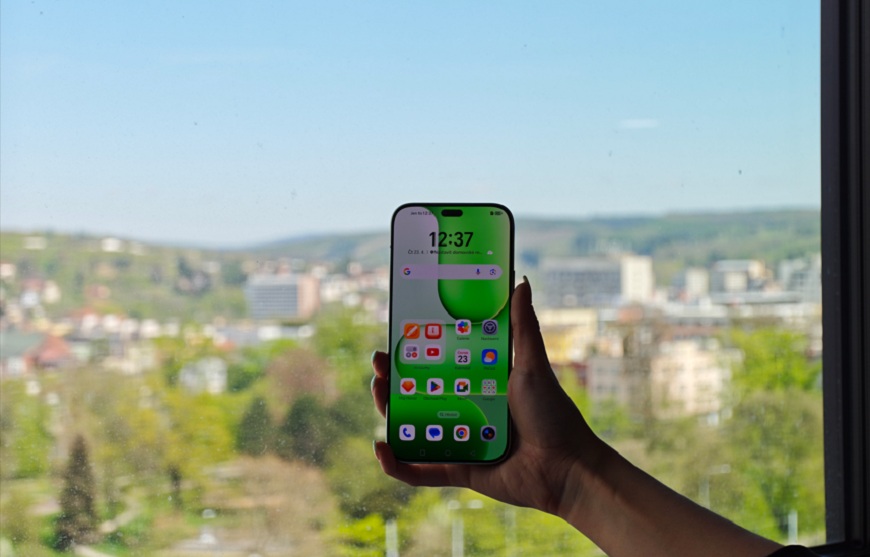 Recenze: Honor 600 Lite – stylová designovka s nepřekonatelnou výdrží Displej mobilu Honor 600 Lite. V pozadí okno.