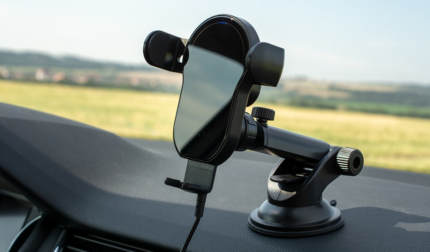 Jak vybrat držák na mobil? držák na mobil umístěný na palubní desce