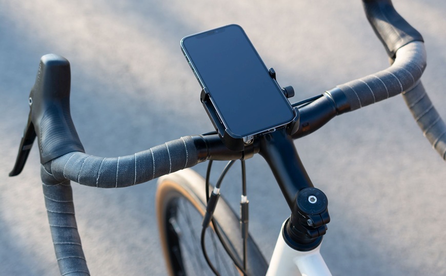 Jak vybrat držák na mobil? detail říditek silničního kola s držákem na mobil
