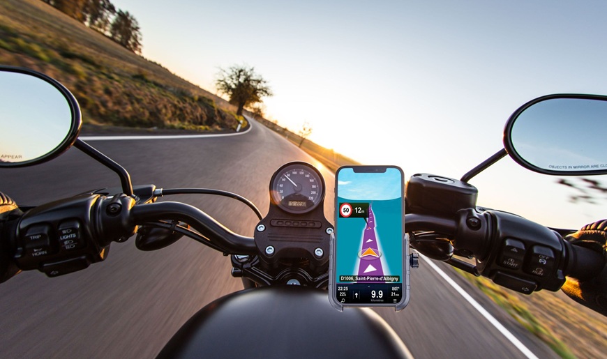 Jak vybrat držák na mobil? pohled na řídítka motorky s držákem na mobil