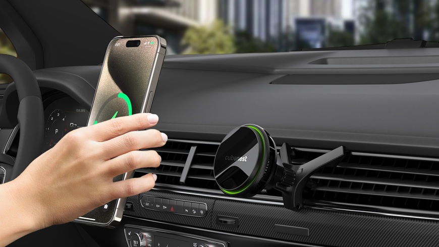 Jak vybrat držák na mobil? pohled na ruku vkládající mobil do držáku v autě