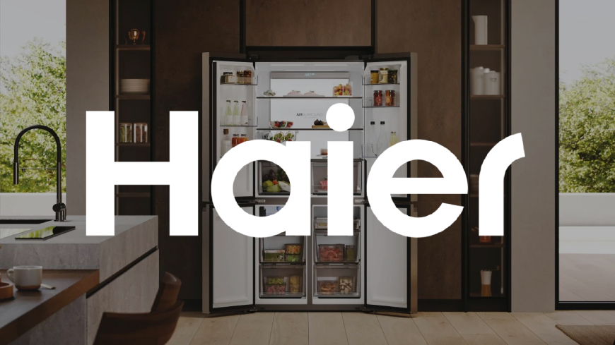Haier Easy Techs: Komfortní používání chladničky Haier Easy Techs: lednice haier v kuchyni a bílé logo haier