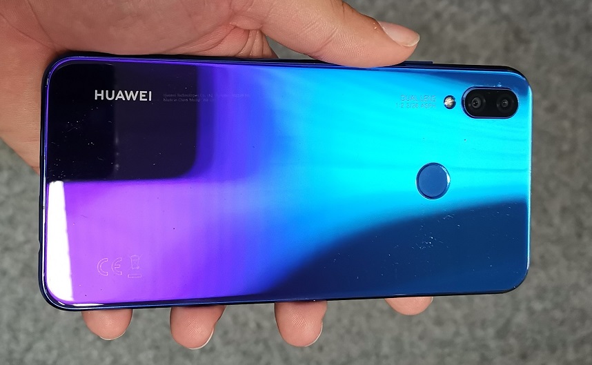 Zadní strana Huawei nova 3i