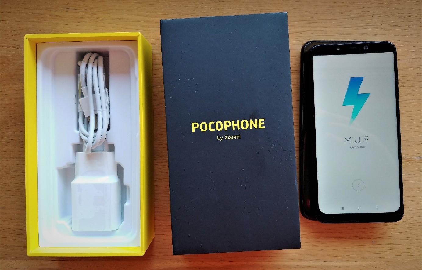 PocoPhone F1 - obsah baleni