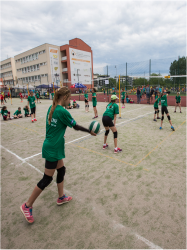 juniorky hrající volejbal na venkovním hřišti