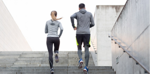 pár ve sportovním oblečení běžící po schodech pár ve sportovním oblečení běžící po schodech