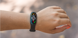fitness náramek Xiaomi Mi Smart Band 7 na ruce fitness náramek Xiaomi Mi Smart Band 7 na ruce