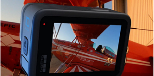 outdoorová kamera natáčející červené letadlo